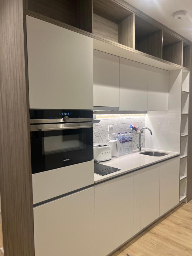 הית'רו London Luxxe Suites & Apartments - London Heathrow Airport, Terminal 1 2 3 4 5 מראה חיצוני תמונה