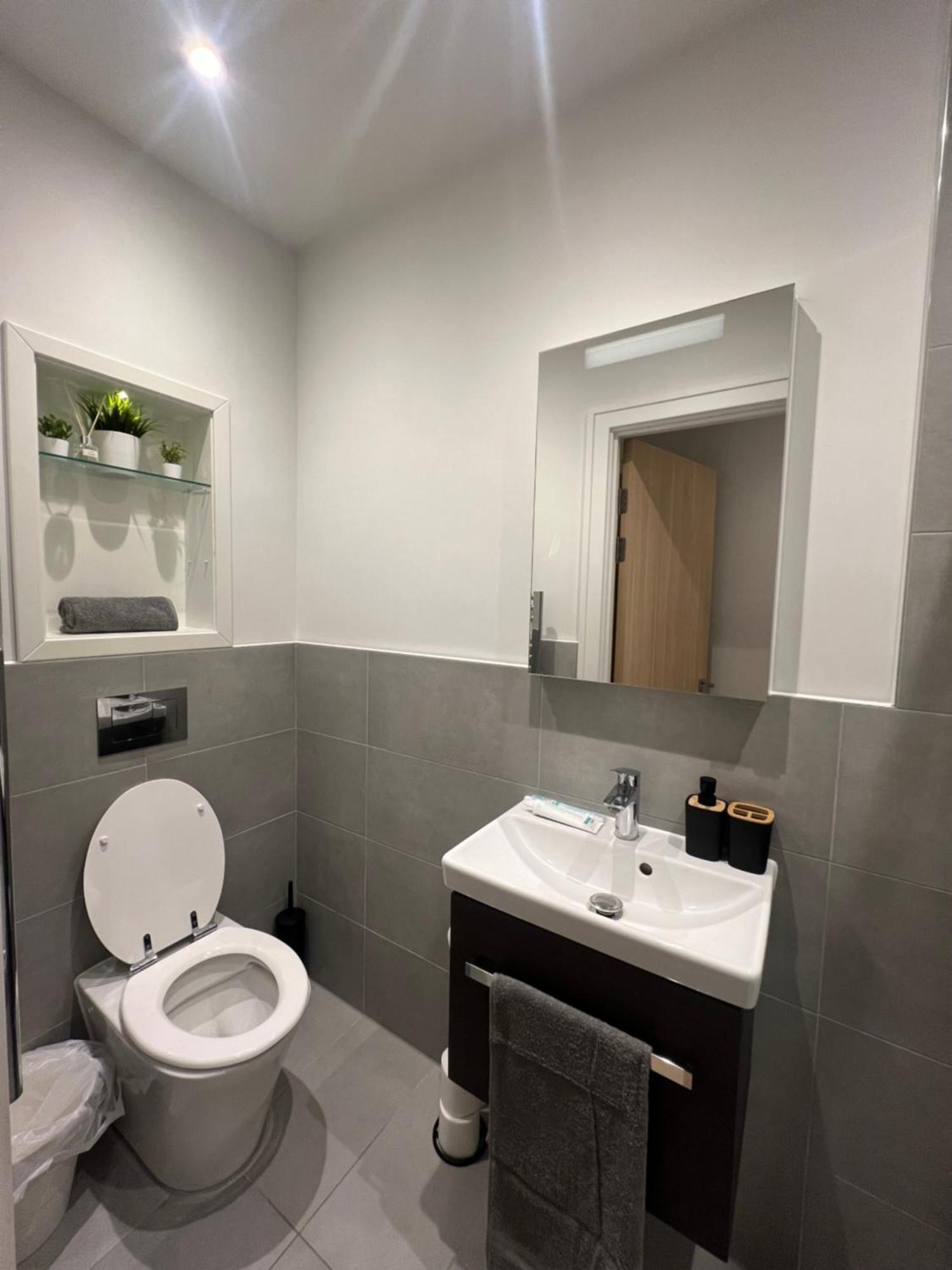 הית'רו London Luxxe Suites & Apartments - London Heathrow Airport, Terminal 1 2 3 4 5 מראה חיצוני תמונה