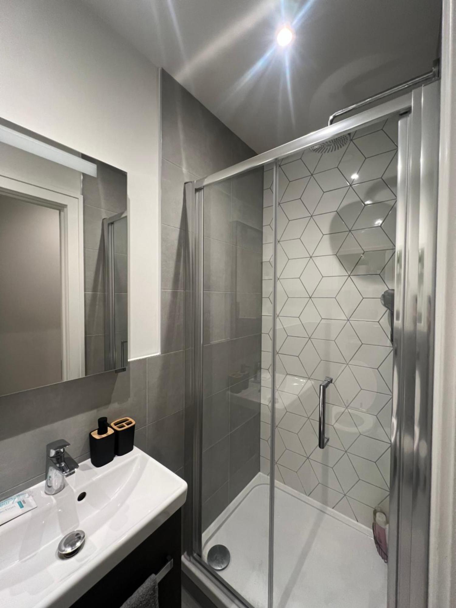 הית'רו London Luxxe Suites & Apartments - London Heathrow Airport, Terminal 1 2 3 4 5 מראה חיצוני תמונה
