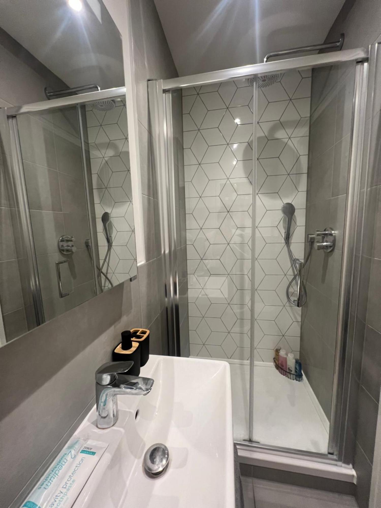 הית'רו London Luxxe Suites & Apartments - London Heathrow Airport, Terminal 1 2 3 4 5 מראה חיצוני תמונה